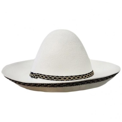 Chapéu branco tipo sombrero com fita preta decorativa