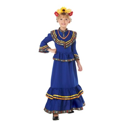 Criança com vestido azul tradicional e faixa de cabeça com flores.