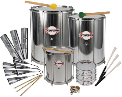 Conjunto de instrumentos de percussão metálicos com etiquetas CONTEMPORÂNEA em fundo branco