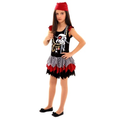 Menina com disfraz de pirata com saia listrada e faixa vermelha na cabeça