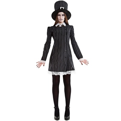 Fantasia de vestido riscado preto com chapéu alto e maquilhagem de caveira.