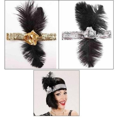 Duas faixas de cabelo decorativas, dourada e prateada, com penas pretas e modelo a usar a faixa prateada