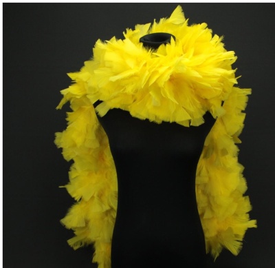 Cachecol amarelo de plumas num manequim preto
