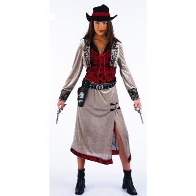 Modelo feminina com vestido comprido beige e vermelho estilo western com chapéu, cinto e pistolas.