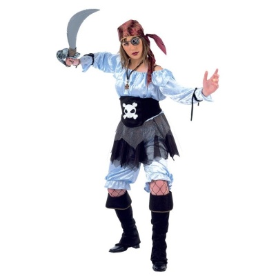 Mulher vestida com fato de pirata com cores branca, preta e vermelha.