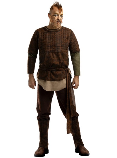 Homem com traje medieval castanho e verde com padrão quadrado em fundo branco.