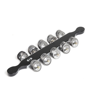 conjunto de carris metálicos com rodas prateadas em barra preta