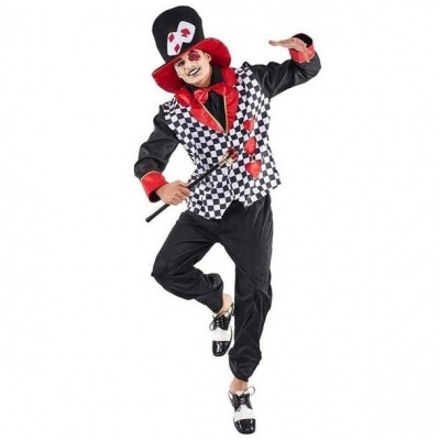 Fato de carnaval com casaco xadrez preto e branco, calças pretas, sapatos bicolores e cartola preta.