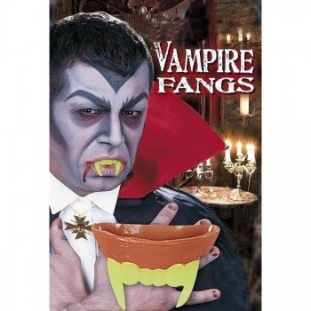 Fantasia de vampiro com capa e tigela de presas falsas, fundo com castiçais