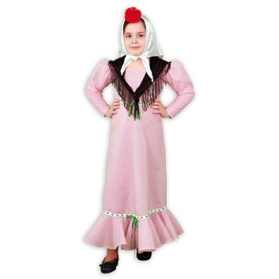 Criança vestida com traje tradicional rosa com lenço branco e xale preto
