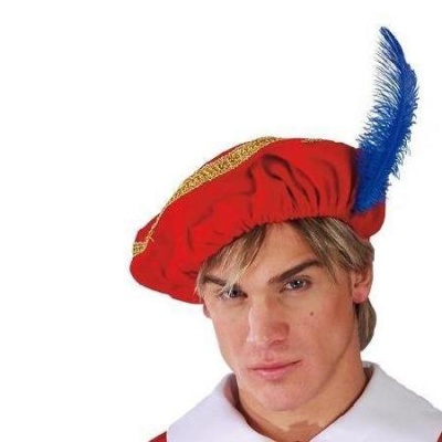 Chapéu vermelho com faixa dourada e pena azul usado por homem.