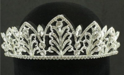 Tiara prateada com pedras brilhantes em padrão floral sobre suporte preto