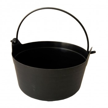 Caldeirão preto de metal com pega em arco, fundo branco