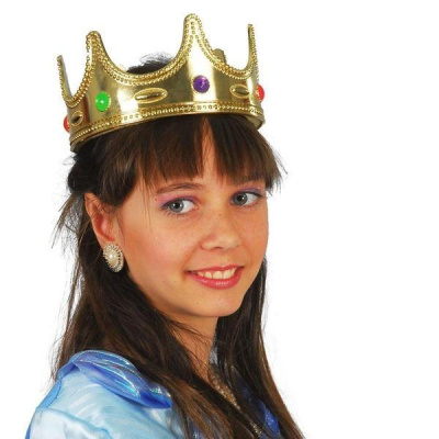 Coroa dourada com pedras coloridas usada por jovem com vestido azul claro.