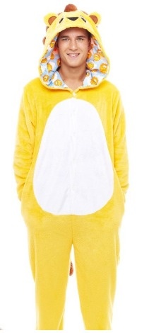 Homem de macacão amarelo felpudo com capuz de animal