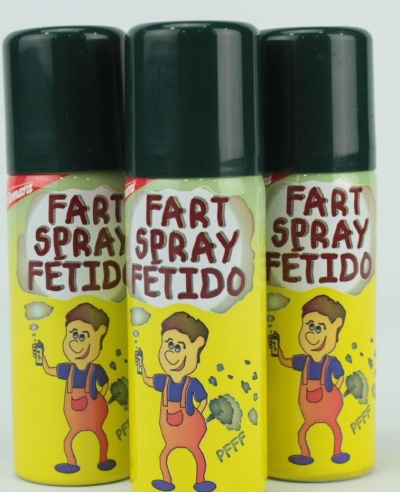 Três sprays amarelos com tampa preta e texto 'FART SPRAY FÉTIDO' com ilustração humorística.