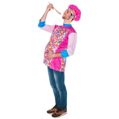 Homem com avental e chapéu de cozinheiro rosa com padrão floral, com colher de pau