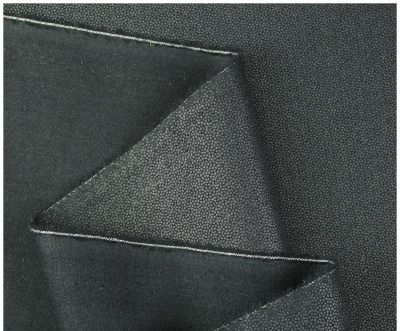 tecido preto texturizado dobrado