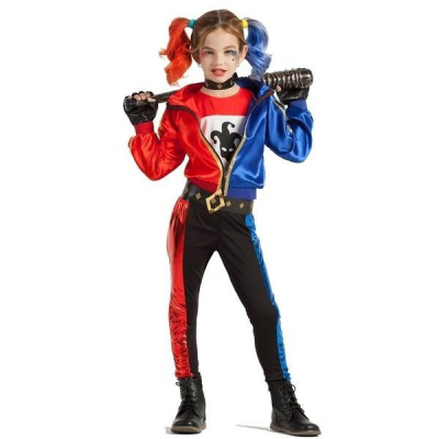 Criança com fato de Harley Quinn com casaco vermelho e azul e calças com riscas coloridas