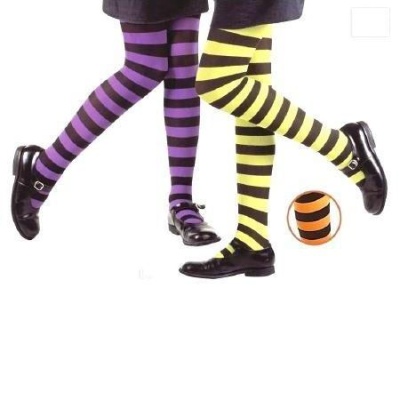 Meias compridas listradas roxas, amarelas e pretas com sapatos pretos