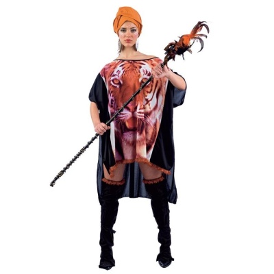 Vestido túnica com estampa de tigre, botas pretas e touca laranja, modelo segurando bastão decorativo