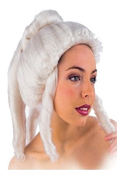 Mulher com peruca branca em estilo antigo com cachos
