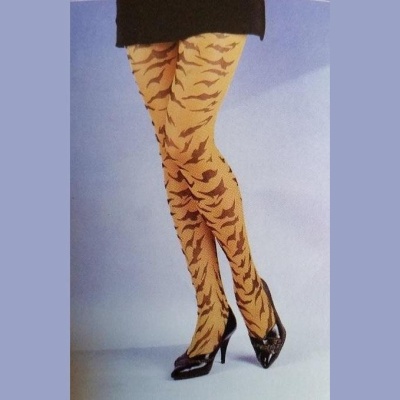 Meias-calças bege com padrão abstrato preto e sapatos pretos de salto alto