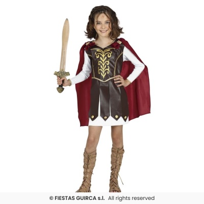 Criança vestida com fantasia de guerreira, incluindo capa vermelha, vestido branco, colete marrom decorado, botas castanhas e espada de brinquedo.