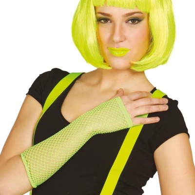 Pessoa com peruca amarela, batom amarelo, t-shirt preta, suspensórios e luva verde limão de rede