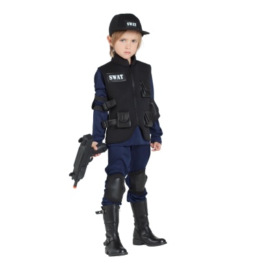 Criança vestida com fato SWAT e boné preto com texto, segurando arma de brinquedo preta