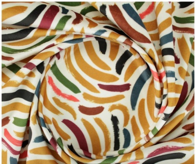tecido com padrão de riscas curvas coloridas em fundo branco