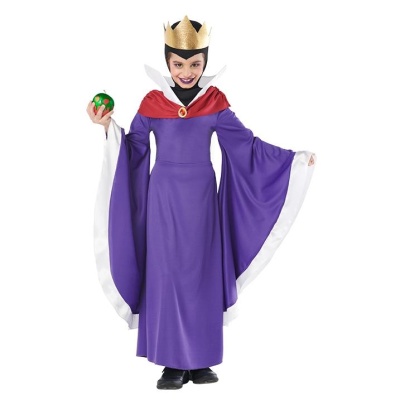 Criança vestida de rainha malvada com vestido roxo, capa vermelha e coroa dourada segurando maçã verde