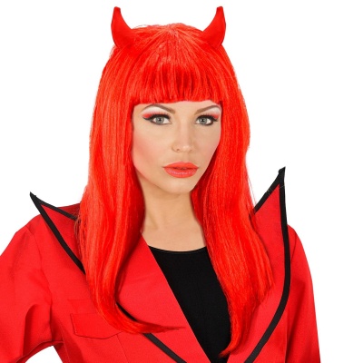 Mulher com peruca vermelha e chifres, casaco vermelho com detalhes pretos.