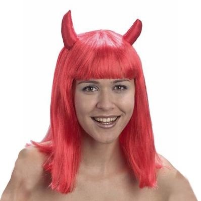Mulher com peruca vermelha e chifres sobre fundo branco