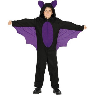 Criança com fato de morcego preto e roxo com orelhas e asas estendidas