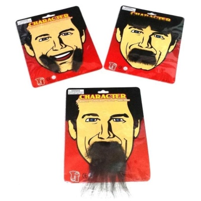 Três embalagens de disfarces com barbas e bigodes falsos pretos em fundo vermelho e preto.