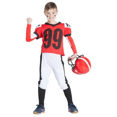 Menino com fato de futebol americano vermelho e branco com número 99, segurando capacete vermelho