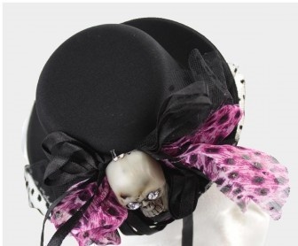 Chapéu preto com decoração de caveira e penas cor-de-rosa