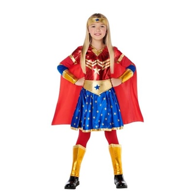 Menina vestida com fato de super-heroína com vestido colorido, capa vermelha e botas douradas