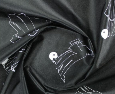 tecido preto com padrão de vestidos brancos e botões