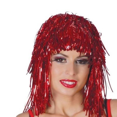 Mulher com peruca vermelha brilhante feita de tiras finas, com maquilhagem e batom vermelho