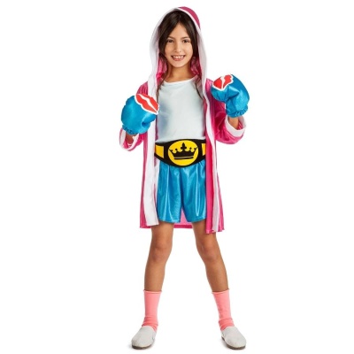 Menina em fato de boxe rosa, azul e branco com luvas e cinto amarelo com coroa preta