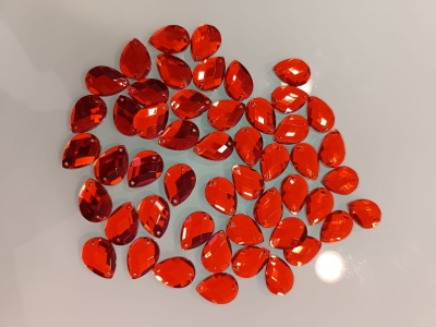 Pedras decorativas vermelhas em forma de gota sobre fundo branco