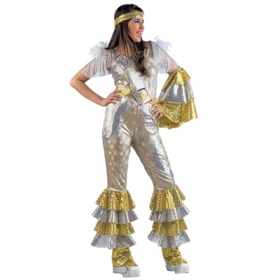 Fato feminino de Carnaval prateado e dourado com babados e acessórios.