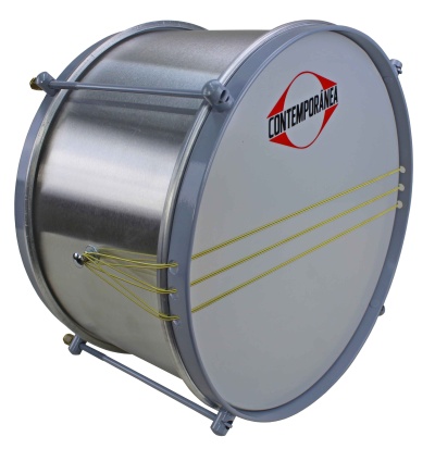 Tambor de percussão metálico com pele branca e cordas amarelas.