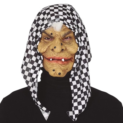 Máscara de borracha com rosto deformado e lenço xadrez preto e branco