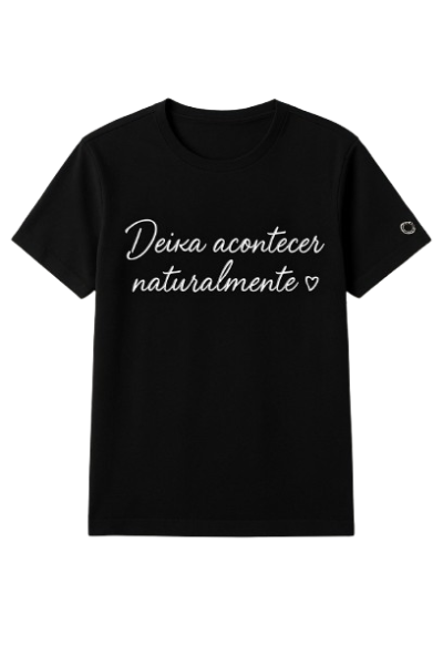 T-shirt preta com frase branca escrita à frente