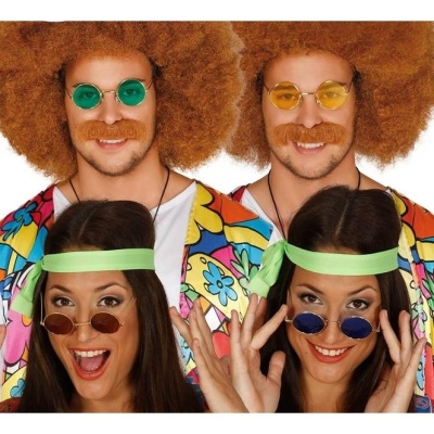 Pessoas com roupas e acessórios estilo anos 70, perucas afro, óculos redondos e faixas na cabeça