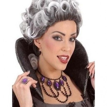 Mulher com peruca branca, joias roxas e vestido preto com colarinho alto