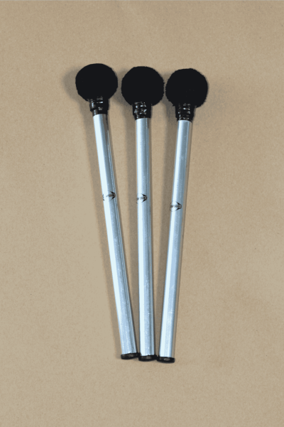 Três baquetas de percussão com cabeças pretas e cabos prateados